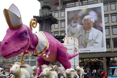 Dino Pope
unknown creator
Keywords: dinosaur;theropod;tyrannosaurus_rex;trex;feral;solo;sculpture;humor;non-adult